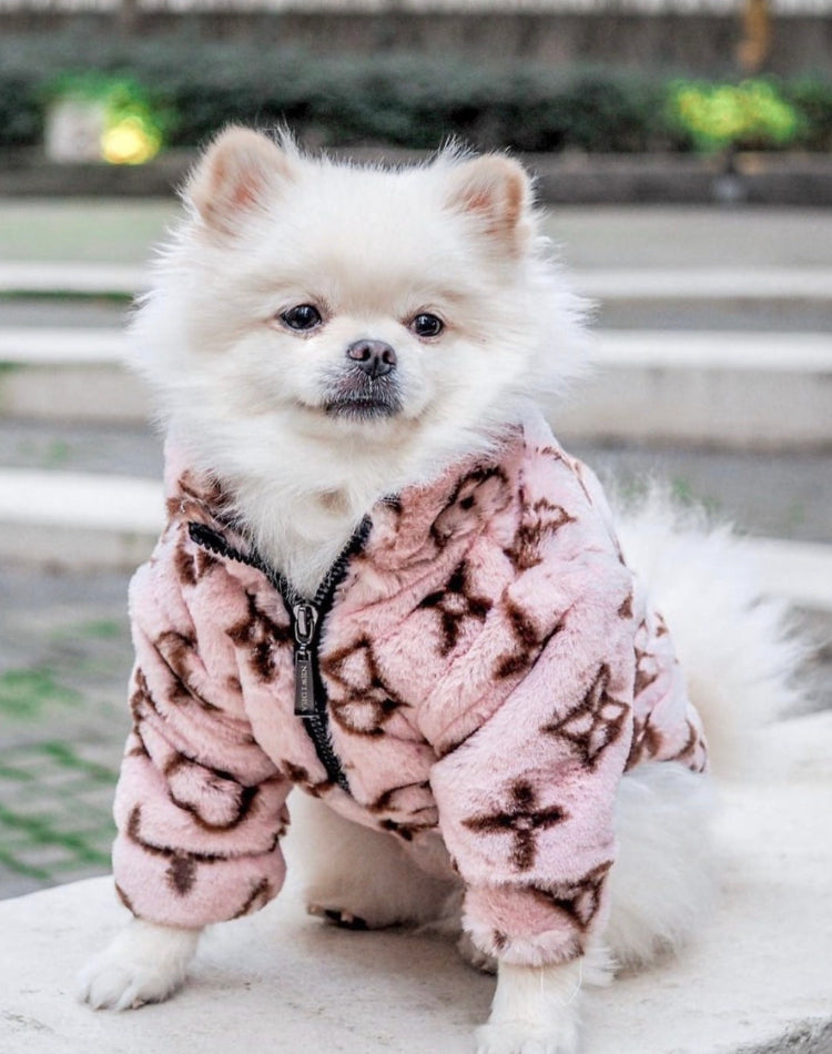 Manteau d'hiver en fourrure rose doux et confortable inspiré de