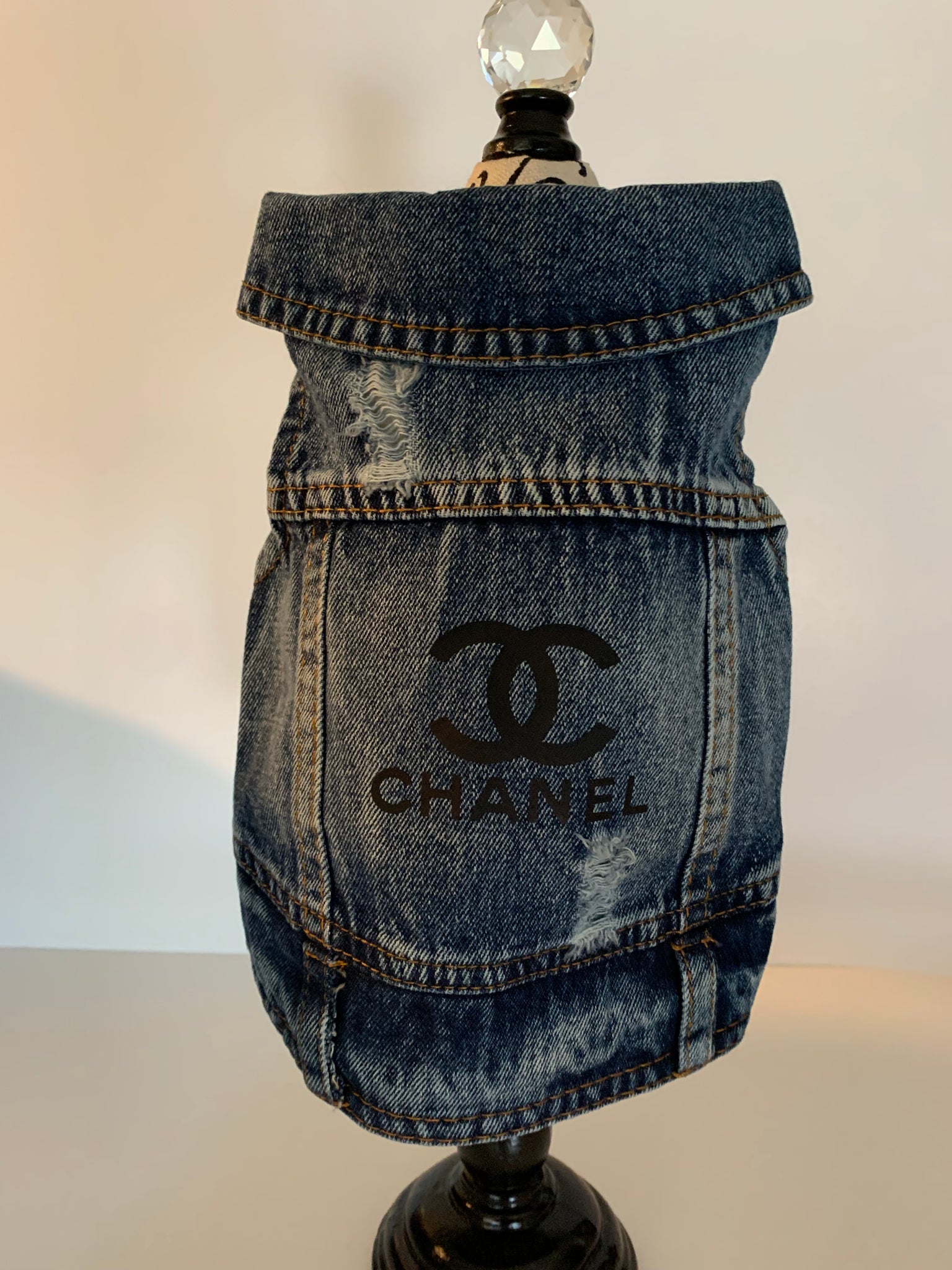 Veste en jeans inspiré Chanel pour chiens et chats, Chanel inspired  jeans jacket for dogs and cats