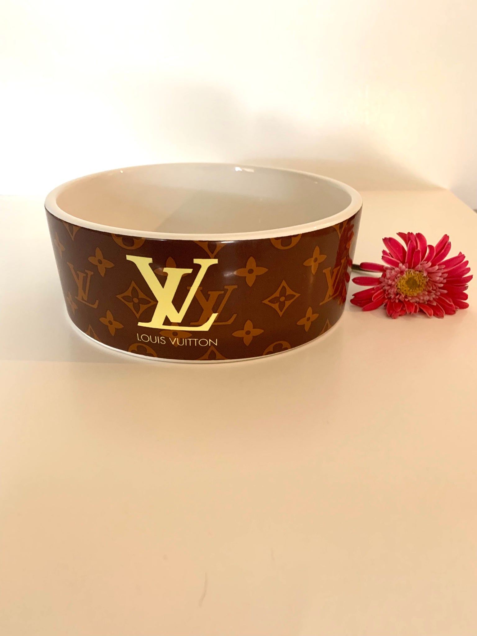 Bol pour chien en céramique marron inspiré de Louis Vuitton /brown ceramic dog bowl inspired by Louis Vuitton